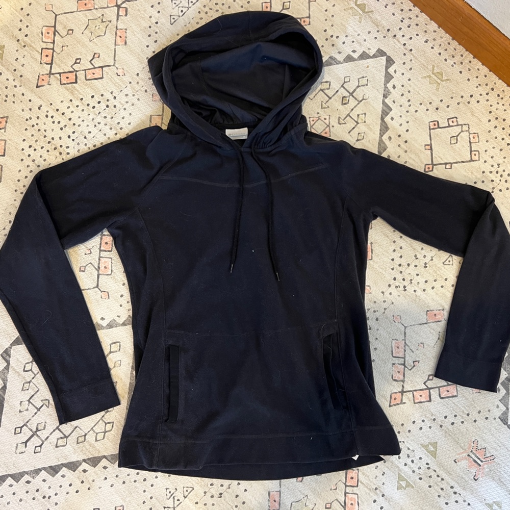 Columbia Medium black fleece jacket. Pockets in front. Drawstring hood.